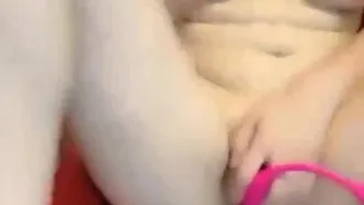 La joven guarra se masturba con un vibrador sobre la silla mientras el vibrador le hace vibrar el coño gimiendo y jadeando