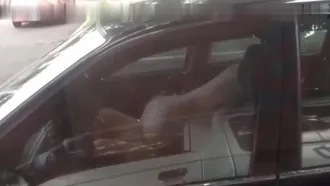 超クレイジー、広州の男女が白昼堂々道路脇で裸になり、隣の車の中でセックス
