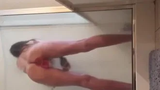 私のガールフレンドはシャワーで体を洗いながらおもちゃで遊んで、自撮りビデオを撮って私に見せました。