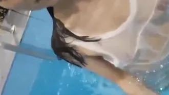 Selfie na piscina com a namorada