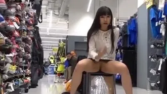 Decathlon está a punto de infringir la ley. Una chica guapa se abre de piernas y se masturba en directo en el hipermercado de Decathlon.