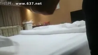 Newcomer Fujian Tanhua hooked up in a hotel and secretly filmed a big-breasted part-time lady who just came out to work. She can't even make the fat guy have a hard time pushing a cart.