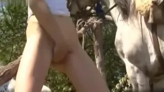 东欧妻子在被摄时与一匹马发生性行为