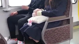 Fellation pendant que la fille en uniforme court dans le train ! Ensuite, il lui maintient la tête baissée dans les toilettes polyvalentes et lui éjacule dans la bouche !