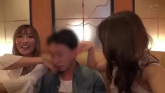兩個女孩在情趣酒店交換男朋友，沒有雞巴的 3P 後宮蕩婦在性技術競賽 AIKA Nanami Hina 中擠出所有汁液。