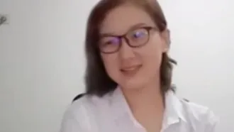 Ten glasses, nine sluts, professional attire, elegant glasses, female white-collar worker, part-time female anchor, online appointment with tattooed young and Dangerous guy having sex at home