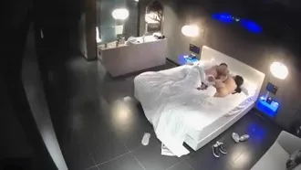 Un hotel de negocios de alto nivel filmó con franqueza a un niño de cuatro ojos que buscaba una chica de masajes para brindarle servicios especiales y ponerse hierba de seda.