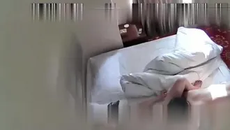 The hotel secretly filmed and listened to the conversation. A young woman from a good family who was still at work secretly booked a room with her lover. During sex, she suddenly received two calls from the client.