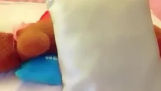 [Transmisión en vivo de masturbación doméstica] La pequeña joven Peach expone su coño e interactúa con sus fans