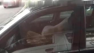 Super crazy, a man and woman in Guangzhou stripped naked on the side of the road in broad daylight and had sex while the people in the car next to them kept filming.