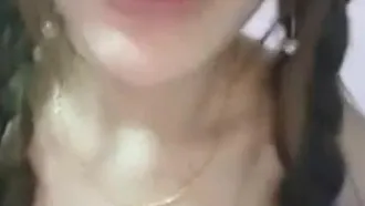Die geflochtene Moderatorin mit den kleinen Haaren an der Muschi nimmt einen Selfie-Stick und hat Sex mit ihrem Freund