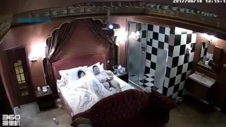 主题酒店投影房偷拍-小美女正在化妆被迫不及待中年男子拉到床上啪啪,看样子好像是没把女的操爽