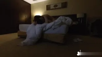 Conexión de una pandilla sexual en un hotel: cara de niño de 1997 en la mejor posición clásica mordiendo una polla junto a la cama hasta que la niña se queda sin aliento