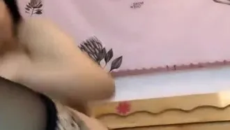 Una ragazza con tatuaggi sul petto peloso usa un sexy vibratore con calza nera per masturbarsi. È molto allettante. Se ti piace, non perdertelo.