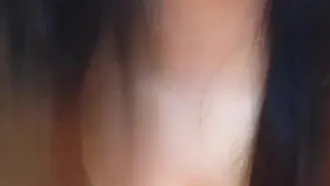 A transmissão ao vivo do celular do irmão Zhong mostra a irmã madura coquete mostrando seu rosto e fodendo Ziwei, usando vários adereços para foder sua boceta, e o clímax não se limita à expressão de êxtase lascivo.mkv