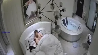 The young couple was secretly filmed in the white bathtub room, being fucked on the floor while being held and fucked. The heroine wanted to have sex again in the morning, but she was unhappy.