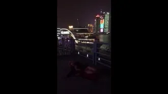 [Night in the Magic City] The top young model Yue'er Fairy boldly exposed her beautiful part on the Bund in Shanghai. She was patting her and the security guard came over and quickly evacuated it. High-definition 1080P version
