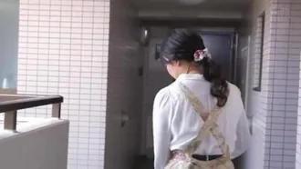 Rapporto tra adulti che baciano Momoko Isshiki con fili di saliva intrecciati
