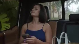 Milf morena pide servicio de coche y polla