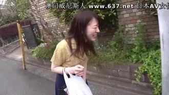 拜訪業餘女孩的家！溫柔地款待處女男孩，他們因粘稠的腳間性交而受到原始性交和親密乳頭舔和手交的困擾！