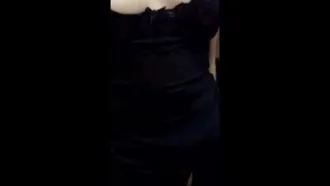 Autoportrait domestique d'une fille sexy avec des bas noirs, des talons hauts et un cul coquin qui a été brutalement baisée lors d'une aventure d'un soir dans une chambre d'hôtel et battue jusqu'à ce que ses fesses deviennent rouges