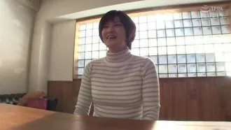 ¡La traviesa ama de casa Arisa Nishimura con una cara linda y un coño voluptuoso! ! ! Un ama de casa con un hueco enorme