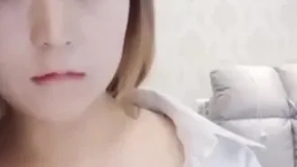 A rechonchuda e bela âncora Yiyi se masturba usando meias e insere vigorosamente a haste de masturbação, o que é muito obsceno