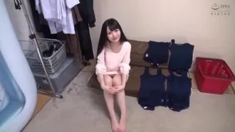 Mojado y brillante, encaja perfectamente en un traje de baño escolar antiguo Shuri Atomi ¡Disfruta del aspecto del traje de baño escolar de la linda niña Loli! Comienza con el voyeurismo de cambiarse de ropa, desde pechos pequeños a pechos grandes, coño depilado, pelo peludo, axilas, etc.