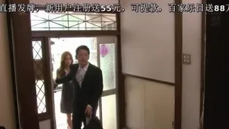 由於旅行預算的原因，我和已婚女老闆合住一間房間。以前他把我當成奴隸，可一喝醉，突然就變成了一個對我求情的撒嬌小子。 託林嘗試接吻並全身濕透