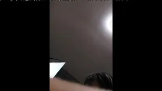 Live-streaming a show with her boyfriend in a hotel. Her big white buttocks stick out and her slim waist makes people's blood boil.