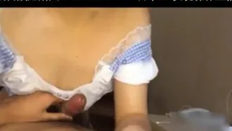 Meine Freundin macht ein Selfie und sieht zu, wie JJ sich schnell in ihre Vagina hinein und wieder heraus bewegt, während sie ständig stöhnt