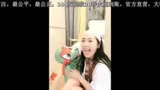 O âncora Yujie estava vestido de tartaruga ninja e fez sexo