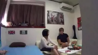 一张DVD，秘密拍摄一个英俊的男人带着一个成熟的女人进入他的房间并与她发生性关系。 ～我强迫自己射到体内～