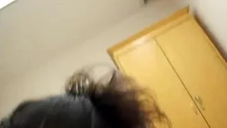 Fuga de disco en la nube, vista filtrada de la sauna del hotel tomando una selfie de una chica delgada con buen sexo oral