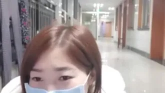 Hochauflösende und unzensierte Aufnahme einer Post-Zero-Aufnahme, die in den Himmel kommt, während sie einen Patienten im Krankenhaus besucht und Sex mit einem gutaussehenden Mann auf der Station hat