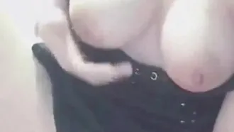 ¡¡Se filtró en Weibo un video selfie de una celebridad de Internet de pechos grandes y pechos pequeños jugando con sus pechos y tocando su coño ~ Insertó la varilla de masaje en su coño y no quiso quitárselo ~