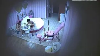 [Hotel Hidden Shot] Un mec tatoué se bat au lit avec une bombasse aux cheveux longs ~ Elle a l'air innocente, mais elle est comme un loup à l'intérieur ~ Même le son de la télé ne peut pas cacher ses cris excités ~