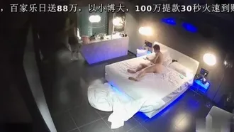 【ホテル盗撮】色白尻娘と上司が部屋にチェックインしてセックス～ベッドに上がるとすぐにチンコを貪り～バスルームからベッドへ～