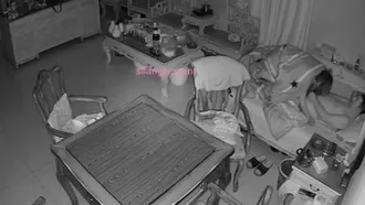 La caméra intelligente de votre maison est-elle sûre ? ! Le vieux couple fait de l'exercice au lit ~ changeant de position jusqu'à ce qu'il s'embrasse et éjacule !!