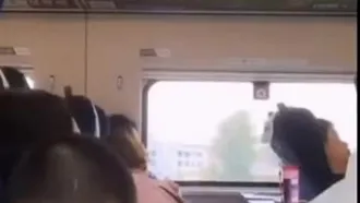 [地元の北京語] とてもクレイジーな、太陽の光を放つ少女、ラン・スアナーが高速鉄道で実際に生放送を行った