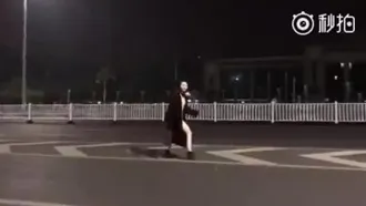 Video of a woman who is very popular on the Internet recently wearing a coat and running naked on the street