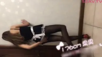 I spent 10,000 yuan to let a 176cm girl Guoguo wear a black silk maid outfit to perform oral sex and footjob, and even let the customer cum in her high heels!