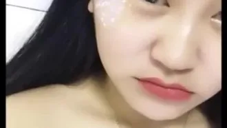 La fille aux gros seins a non seulement poussé ses ballons d'amour, mais a également généreusement montré sa vidéo de sexe oral.