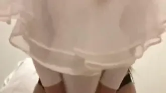 La carina ragazza locale si fa un selfie mentre ascolta la canzone di Xiao Jia. Le curve del suo culo e la pelle liscia sono così dure.