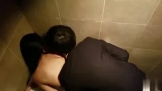 Peguei um casal super altruísta fazendo sexo em uma boate! Finalmente descoberto pelo homem...