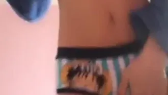 Menina esguia usando calcinha One Piece vai ao banheiro e usa os dedos para penetrar em sua grande vagina