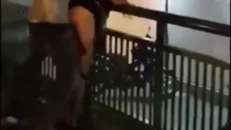 Singapur inszenierte einen Live-Erotikpalast im Freien, auf dem Geländer liegend und Sex habend, und Passanten jubelten