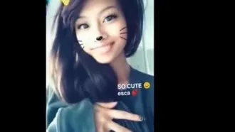 [Singapur] Las chicas de Star Kingdom también siguen la tendencia y quieren tomarse selfies. Si tienes un par de bonitos pechos, obtendrás diez puntos.