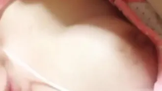 Unanständiges Video eines Kindes mit großen Brüsten und Randbehaarung durchgesickert 5