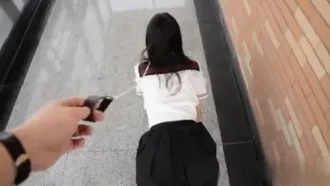 En la escuela, el perro está atado y encerrado en una jaula para entrenar a la niña de la escuela (4)